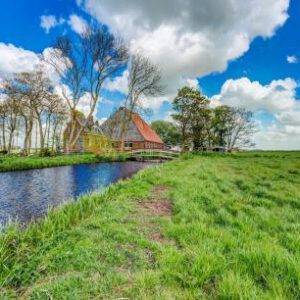 Watervilla Boerderij met chalet in Friesland
